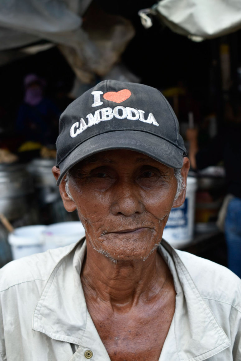 De rickshaws in Phnom Penh chauffeur met I love Cambodia pet