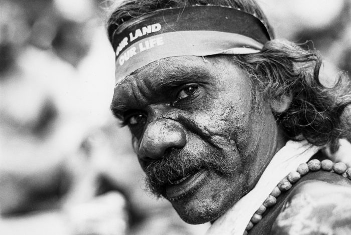 Australia_tribal Aboriginal man_Sydney protest 1988_klinkhamerphoto