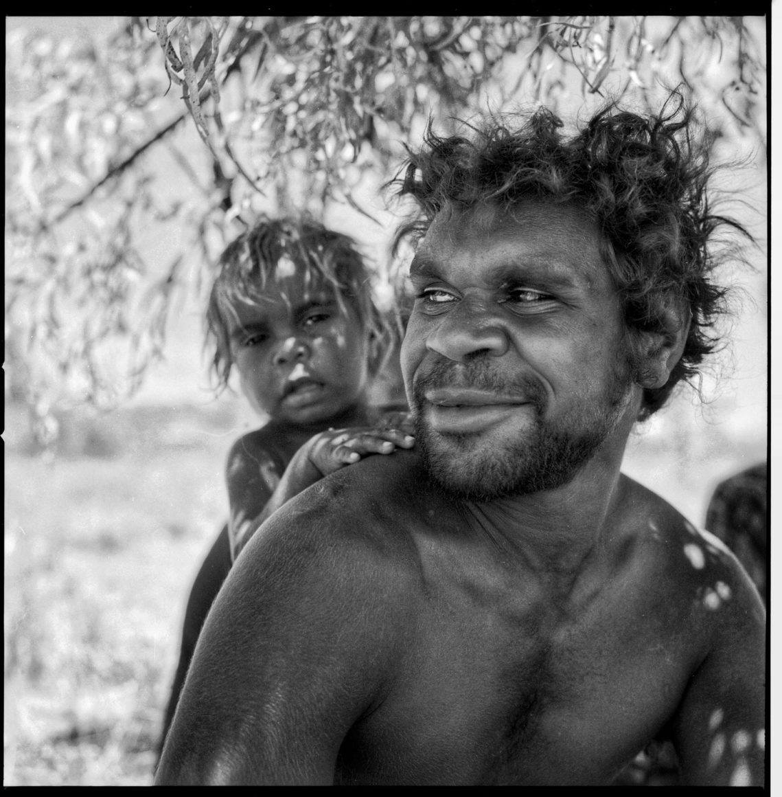 Hasselblad photo 1988 aboriginal father with son portret outback australia stuart highway