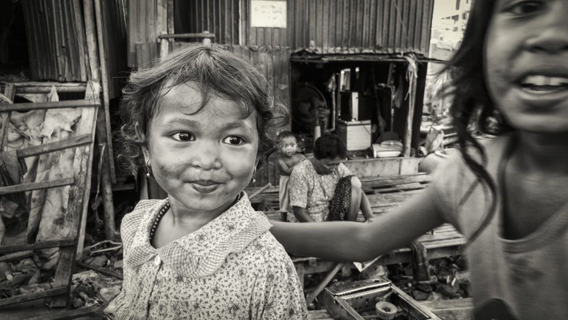 Cambodia poverty in slums two sisters - Photo by Klinkhamer