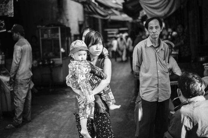 Cambodia_Phnom-Penh-mother-with-child-in-a-alley